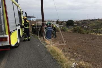 Una camioneta vuelca en Lomo Catela (Foto TA)
